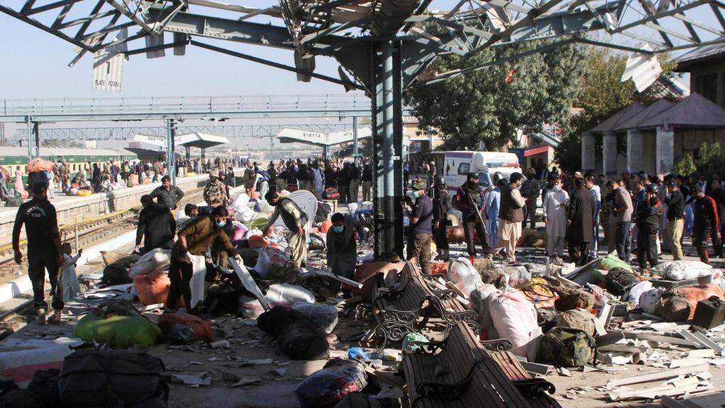 Estación de tren en Quetta, Pakistán, tras una supuesta explosión suicida.