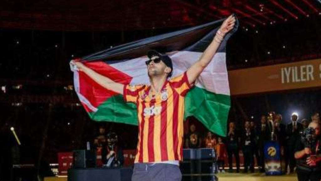 Hakim Ziyech, con la bandera de Palestina en una celebración del Galatasaray