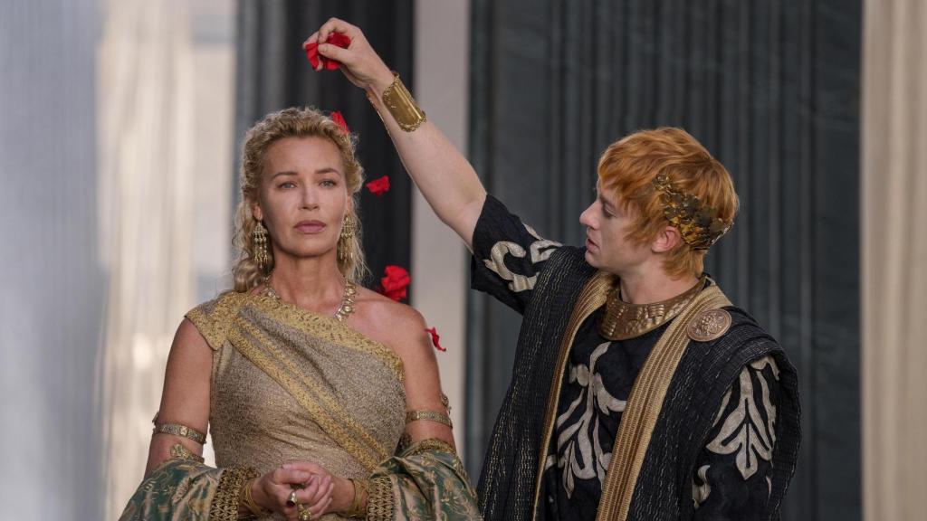 Connie Nielsen repite como Lucilla, madre de Lucius. A la derecha, Joseph Quinn en el papel del emperador Caracalla