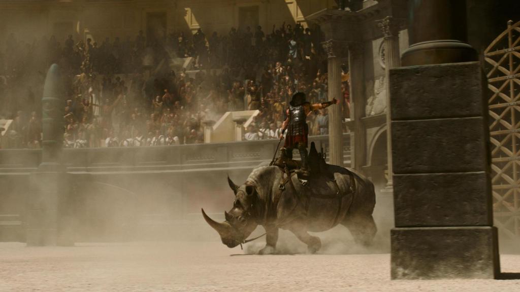 Escena en la que un gladiador aparece en la arena del Coliseo a lomos de un rinoceronte