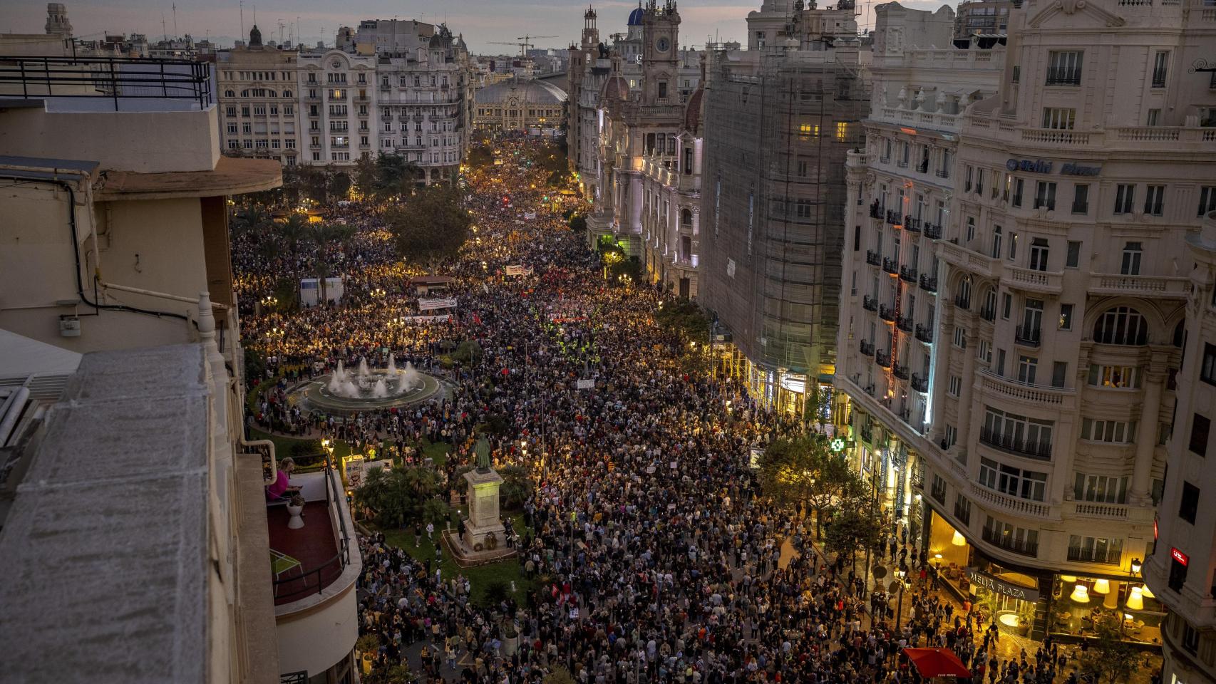 erca de 40 organizaciones sociales, cívicas y sindicatos de izquierda de la Comunitat Valenciana celebran una manifestación en protesta por la gestión de la DANA.