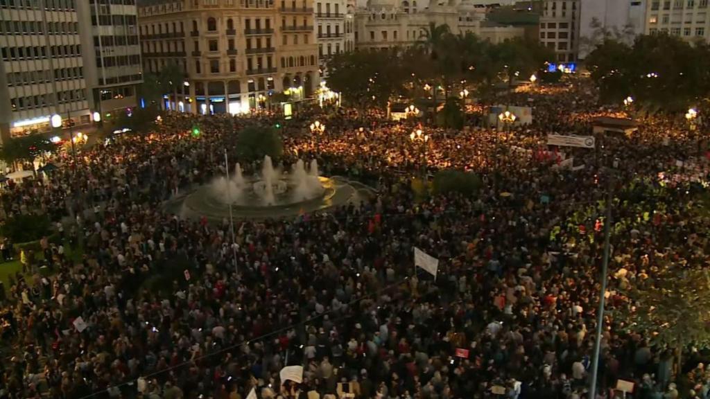 Vista aérea de la multitud congregada para exigir la dimisión de Mazón.