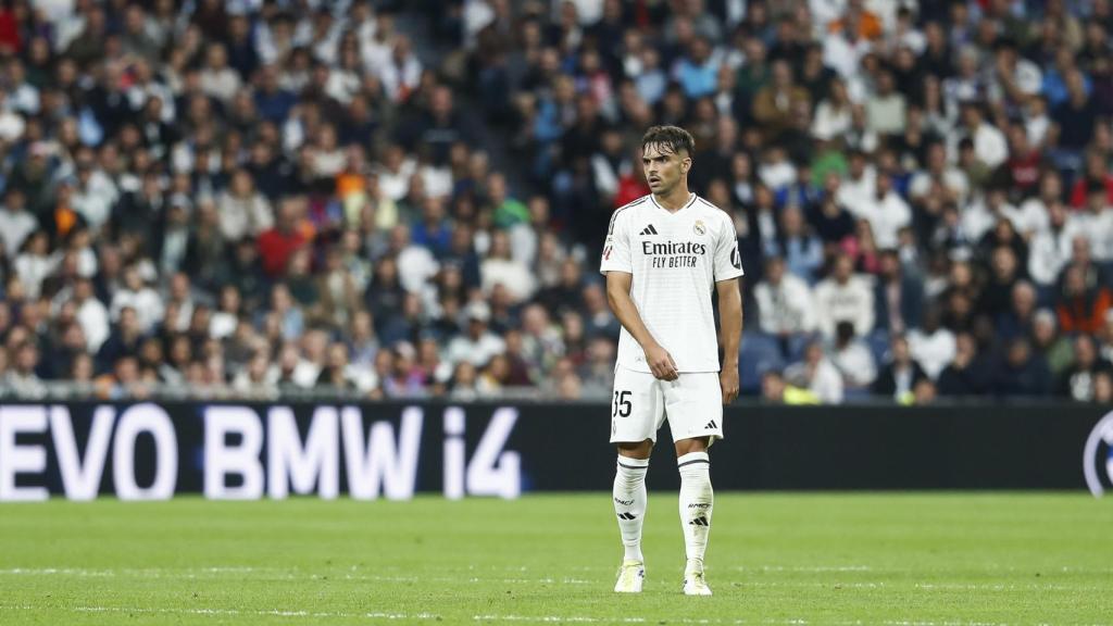 Raúl Asencio durante su debut en el Santiago Bernabéu ante Osasuna.