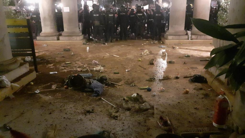 Estado en el que quedó la entrada del Ayuntamiento de Valencia, durante la manifestación de este sábado.