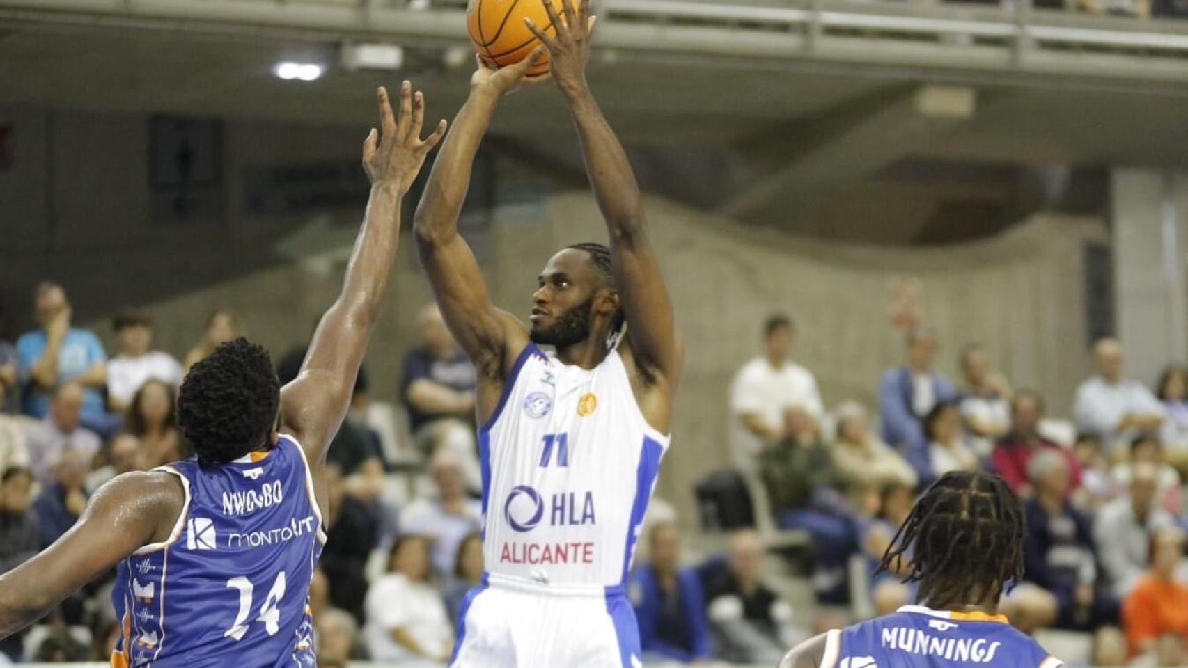 El jugador del HLA Alicante Moute a Bidias.