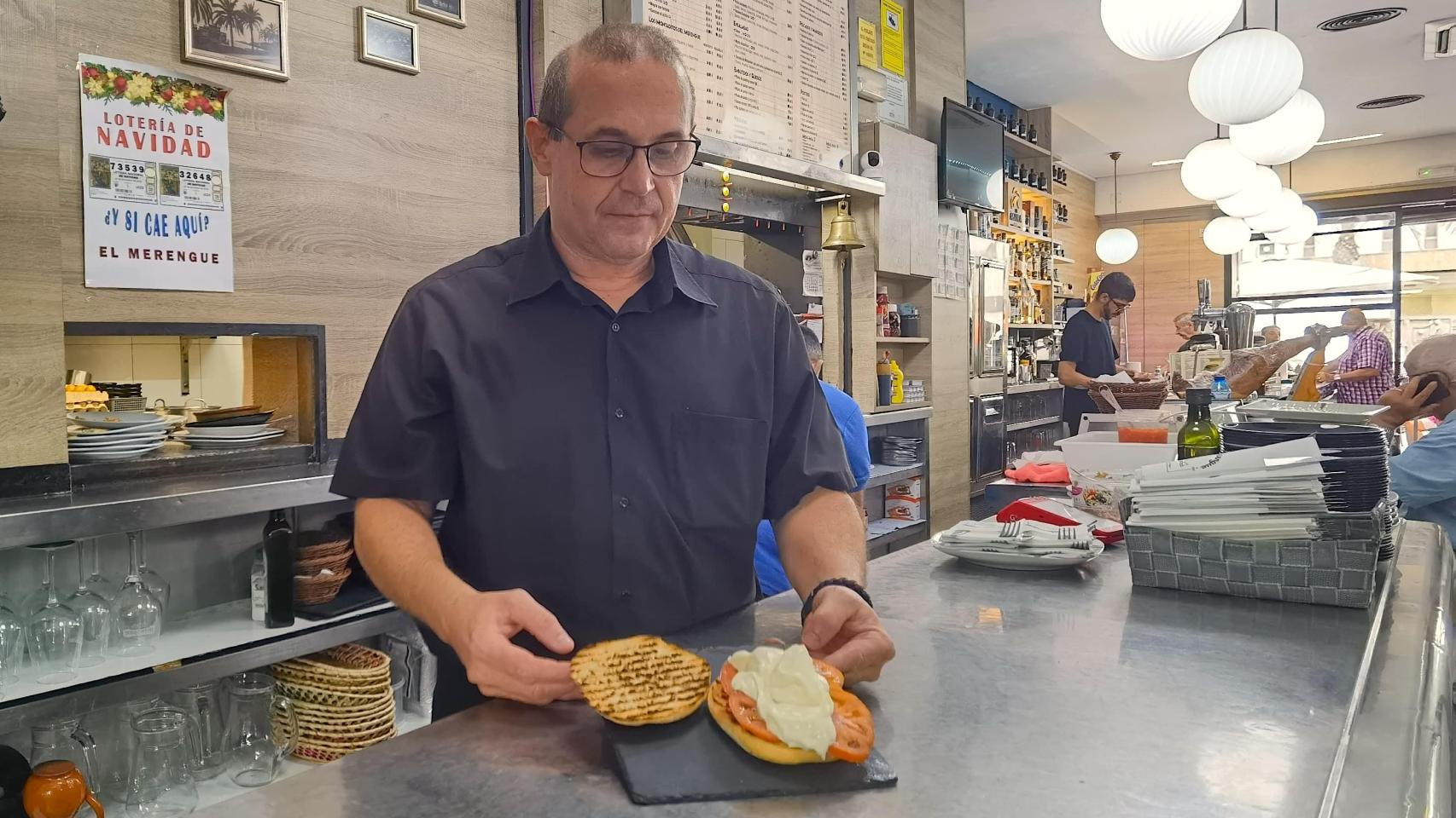 Alberto Ferrer con el original bocadillo que inventaron en Alicante hace más de cincuenta años.