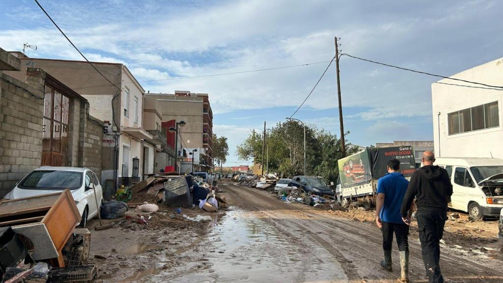 Con el paso de los días, el barro se ha impregnado en el suelo y resulta más complicada la limpieza