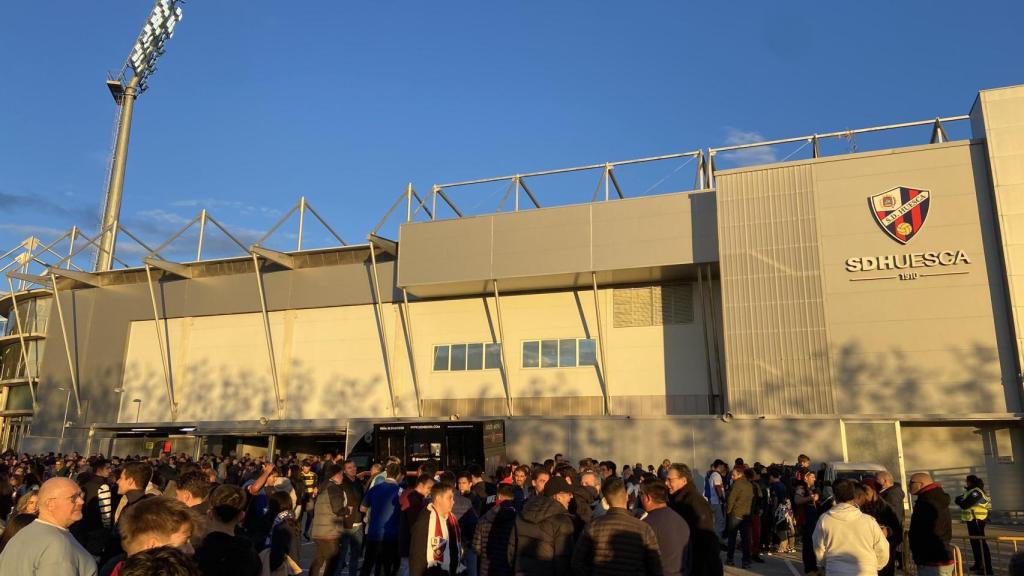 Las afueras de El Alcoraz antes del partido.