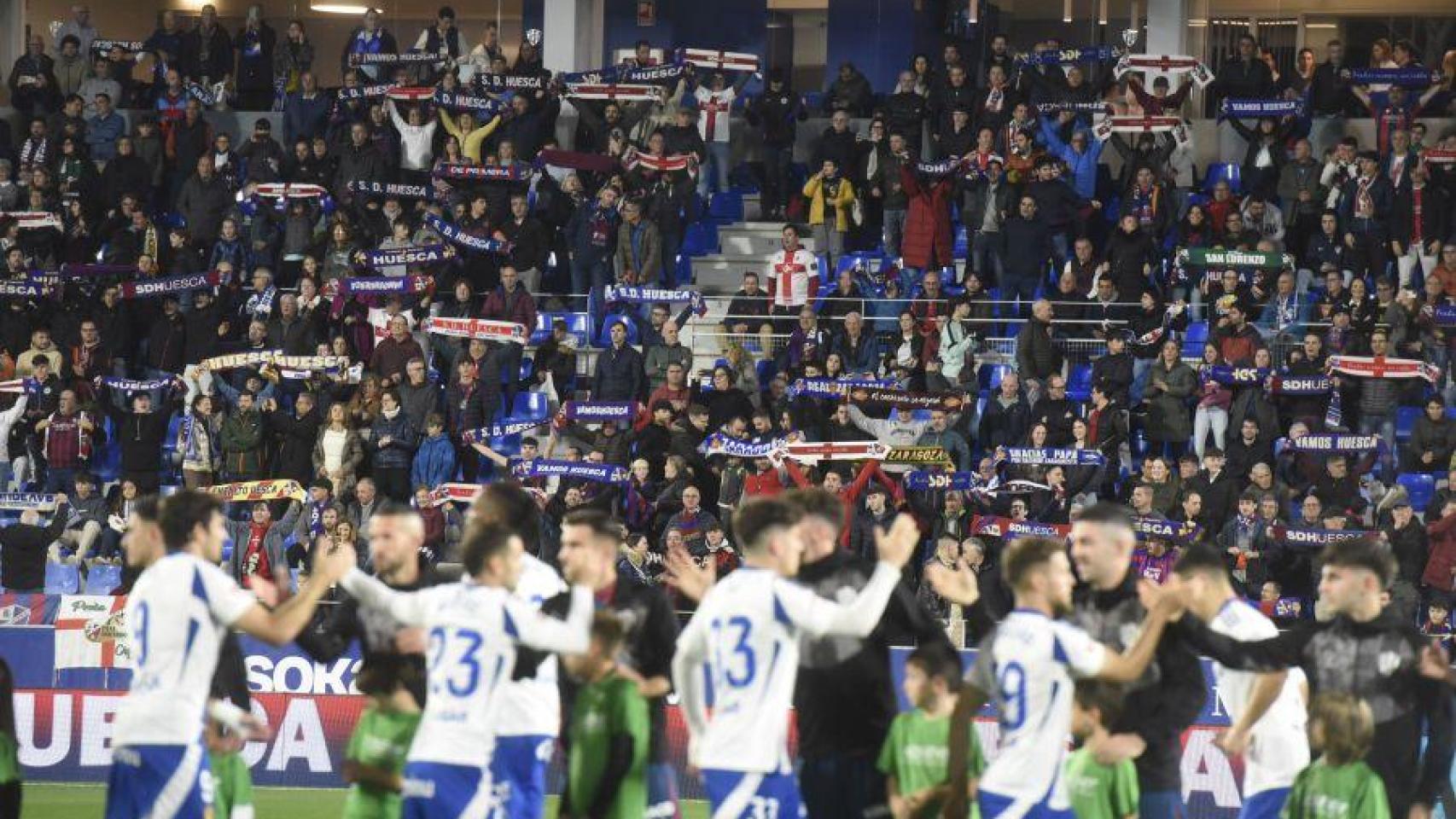 Inicio del partido entre el Huesca y el Real Zaragoza.