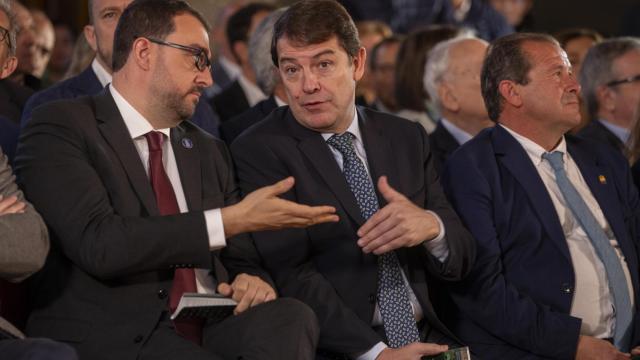 El presidente de la Junta de Castilla y León, Alfonso Fernández Mañueco, y el presidente del Principado de Asturias, Adrián Barbón , participaron en Burgohondo (Ávila). en los actos de conmemoración de los 25 años de vinculación de Castilla y León y Asturias a través de la educación