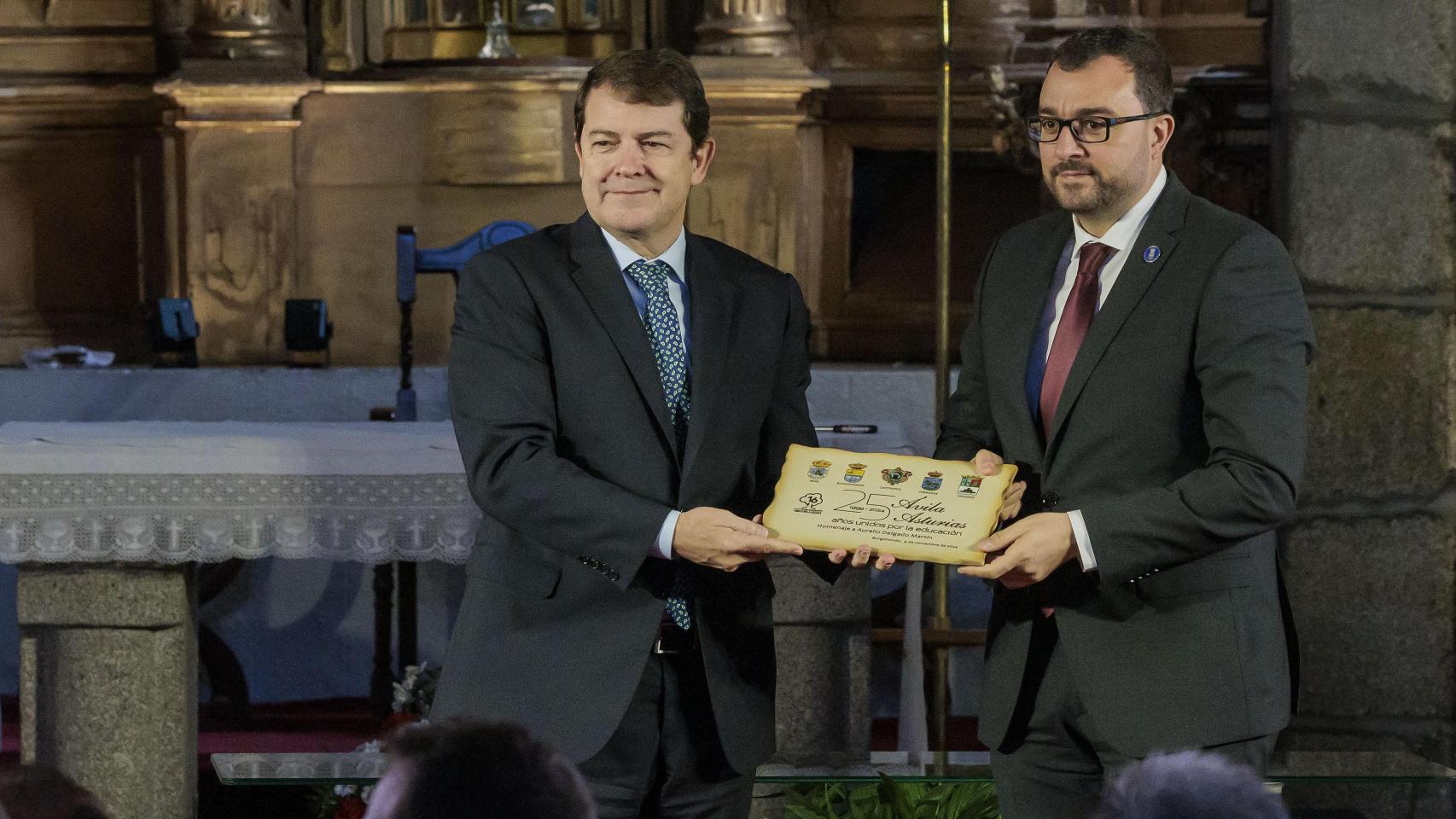 El presidente de la Junta, Alfonso Fernández Mañueco, y el del Principado de Asturias, Adrián Barbón, en el acto de conmemoración de los 25 años de vinculación de Castilla y León y Asturias a través de la educación, este sábado