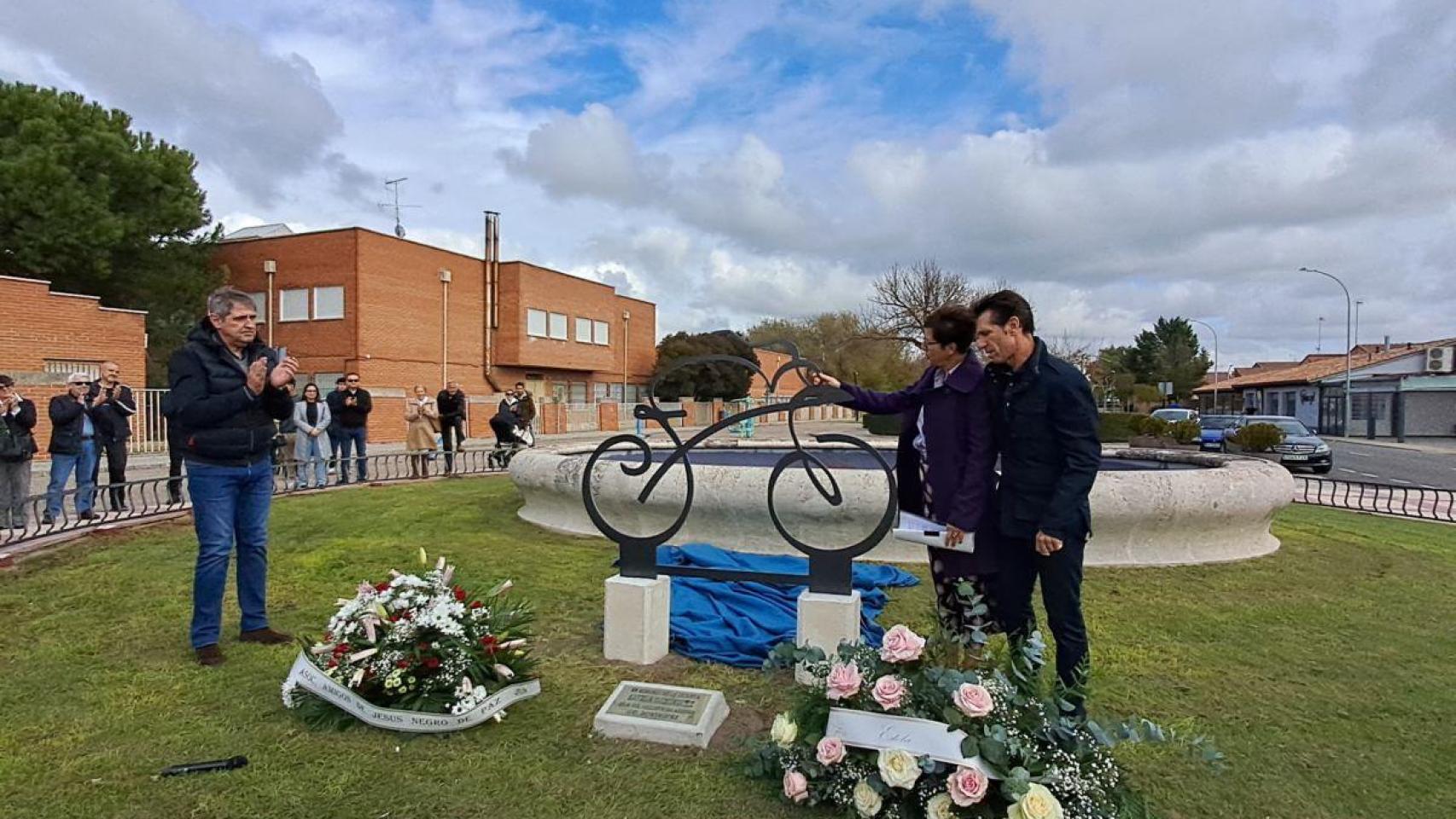 El alcalde de Íscar junto a los padres de Estela Domínguez en el monolito que han realizado en su memoria