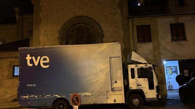 Uno de los camiones de TVE en la iglesia de San Lázaro