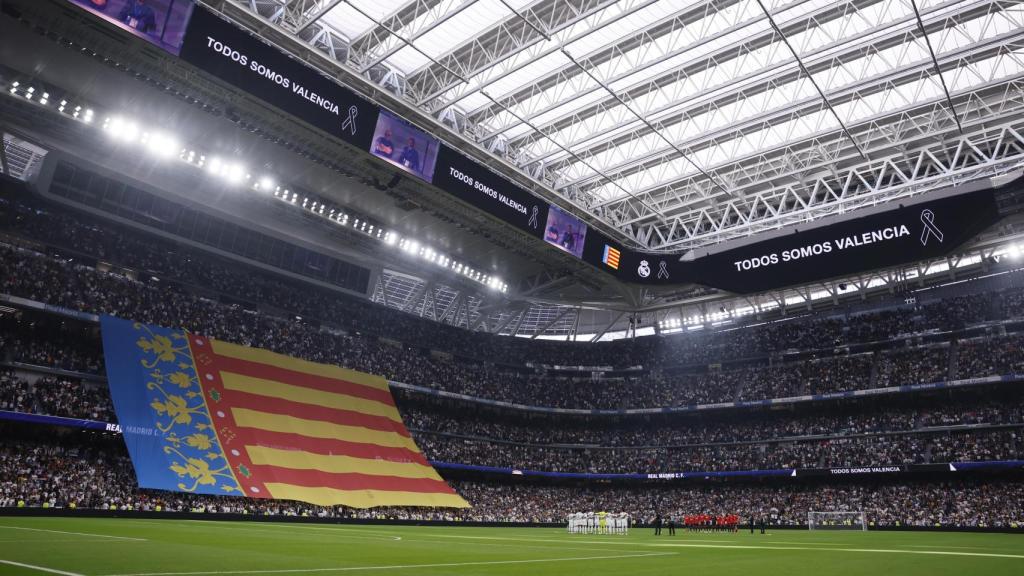 la bandera de la Comunitat Valenciana durante el minuto de silencio por las víctimas de la DANA en el Santiago Bernabéu antes del Real Madrid - Osasuna