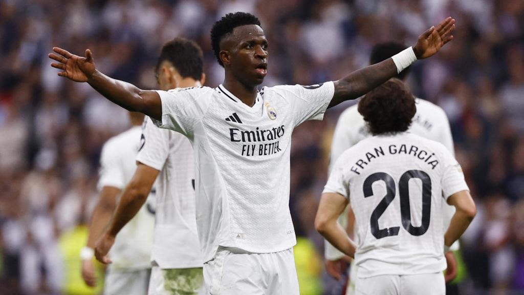 Vinicius celebra uno de sus goles contra Osasuna.