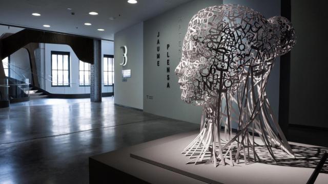 Jaume Plensa: 'Iris', 2024, en el Espacio Fundación Telefónica. Foto: Irene Medina Lorenzo