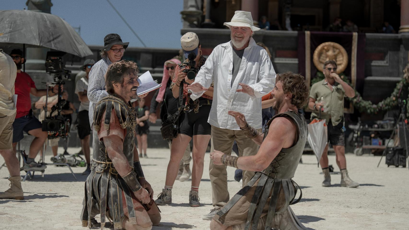 Ridley Scott (c), junto a Pedro Pascal (i) y Paul Mescal (d) en el rodaje de 'Gladiator II'