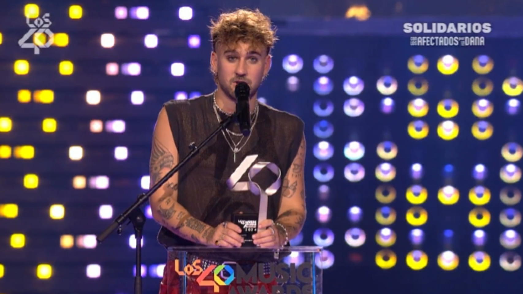 Dani Fernández se emociona al recibir el 40 awards