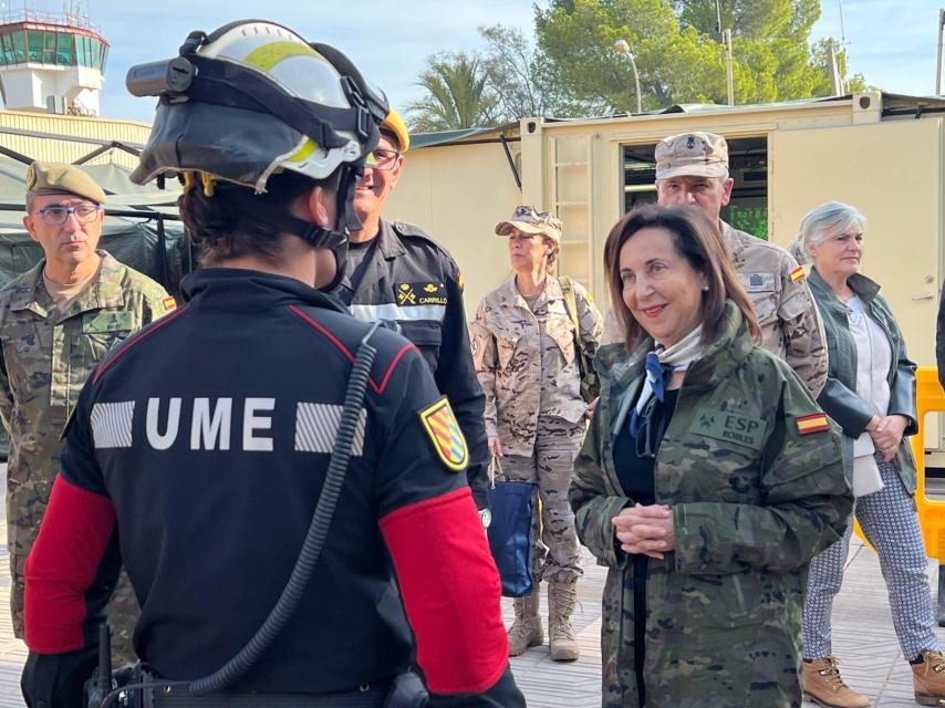 La ministra de Defensa, Margarita Robles, a su llegada a la base militar de Bétera (Valencia).