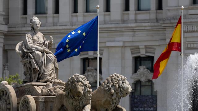 Banderas de la Unión Europea y España en la plaza de Cibeles.