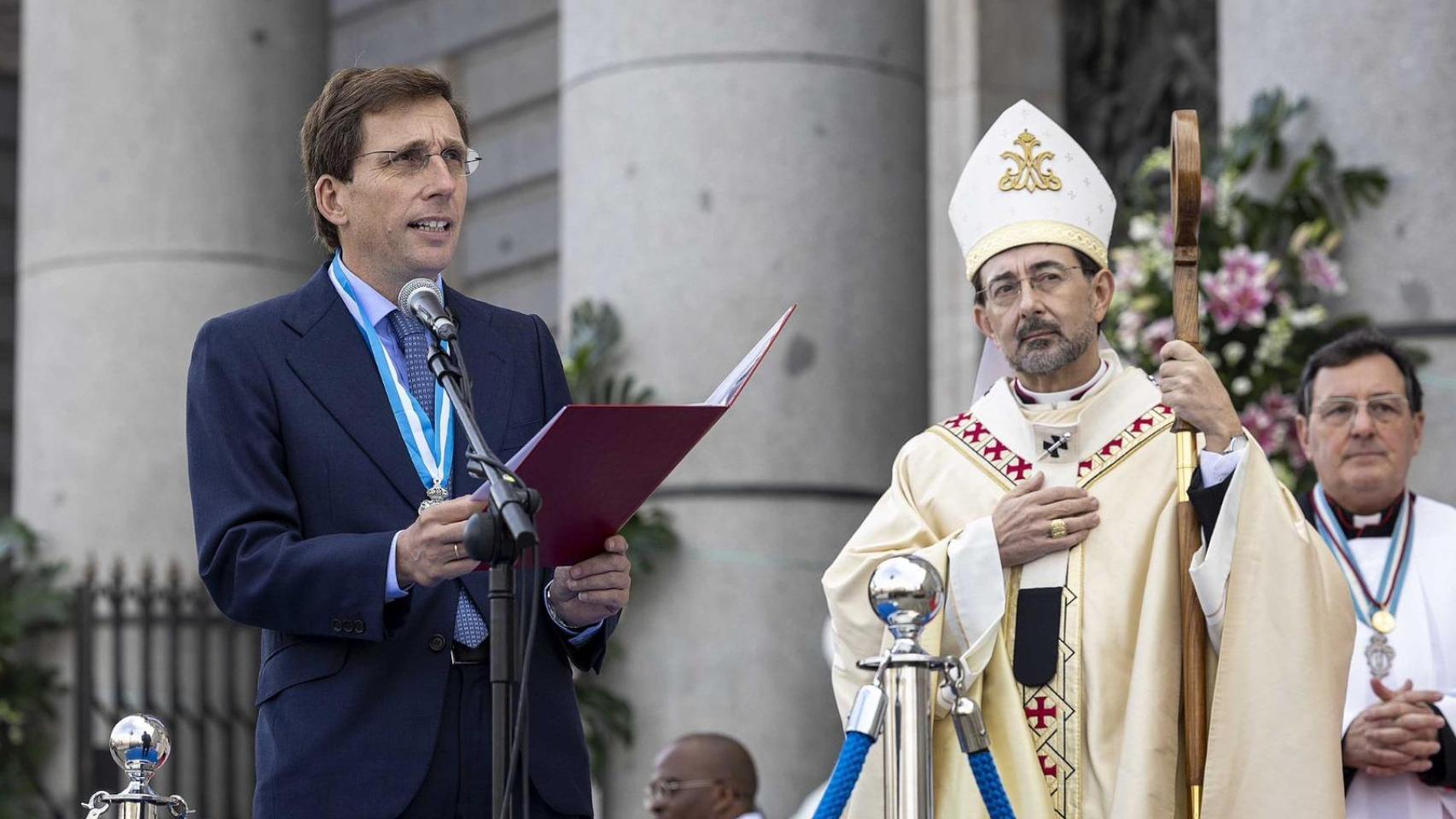 El alcalde de Madrid, José Luis Martínez-Almeida, junto al arzobispo, José Cobo, en la Misa por la Virgen de la Almudena, este sábado.