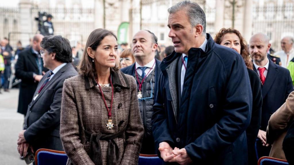 La portavoz municipal del PSOE, Reyes Maroto, y el de Vox, Javier Ortega Smith, durante la Misa Mayor de la Virgen de la Almudena, este sábado en Madrid.