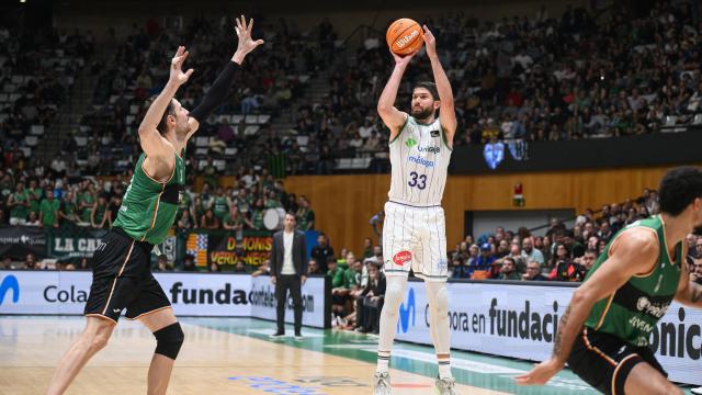 El Unicaja se pone el mono de trabajo y gana al Joventut en Badalona (75-79)