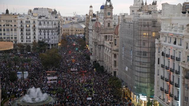 La multitudinaria manifestación en el centro de València.