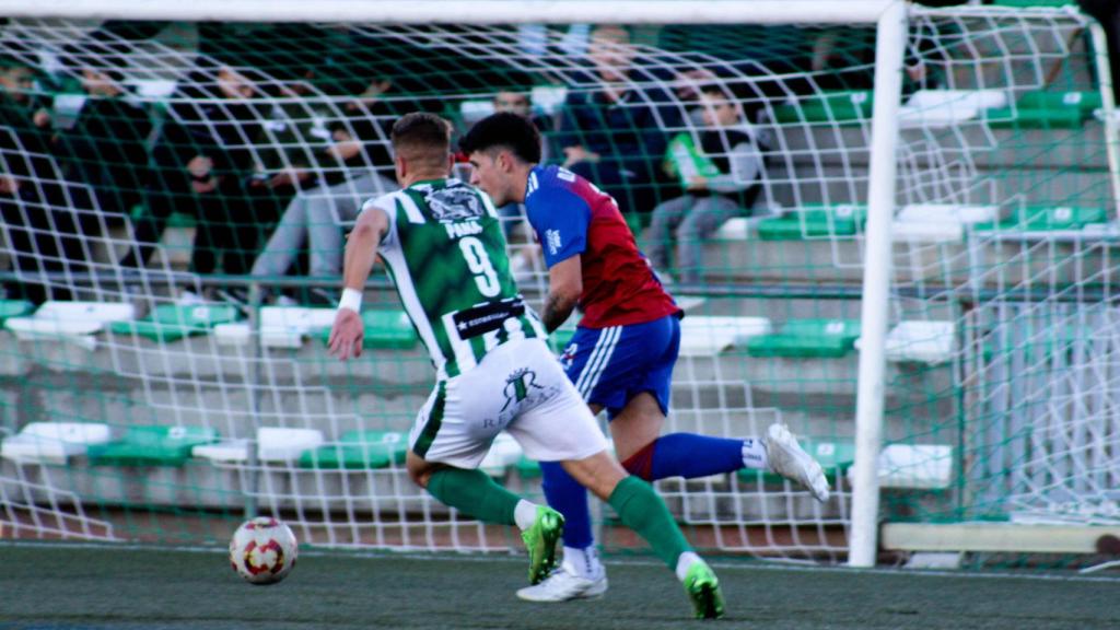 Pana, delantero centro del CD Guijuelo, disputa un balón