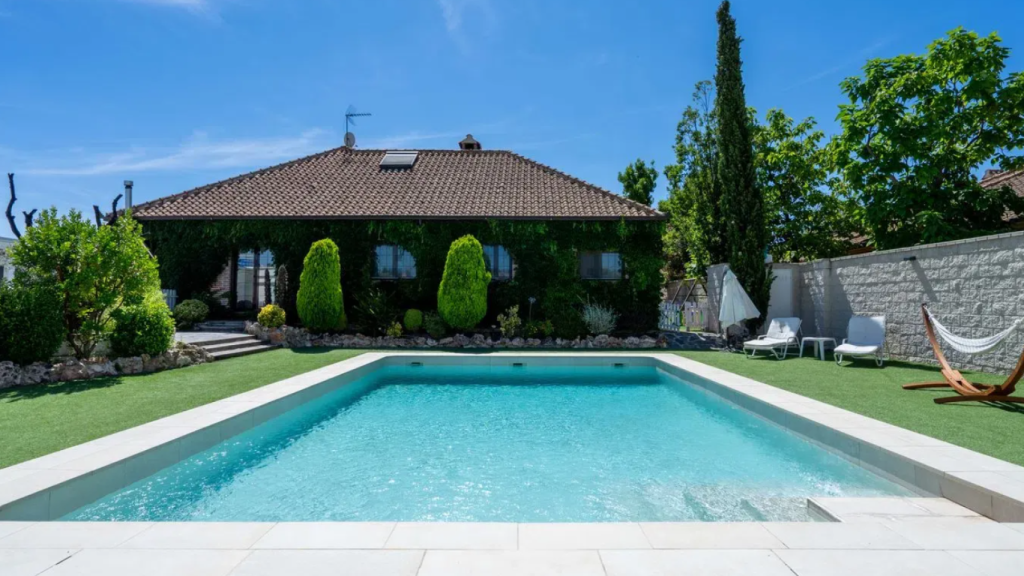 El jardín y la piscina.