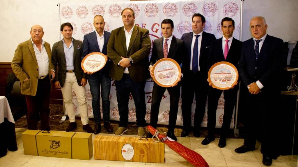 Foto oficial de premiados en la Gala Taurina de Guijuelo