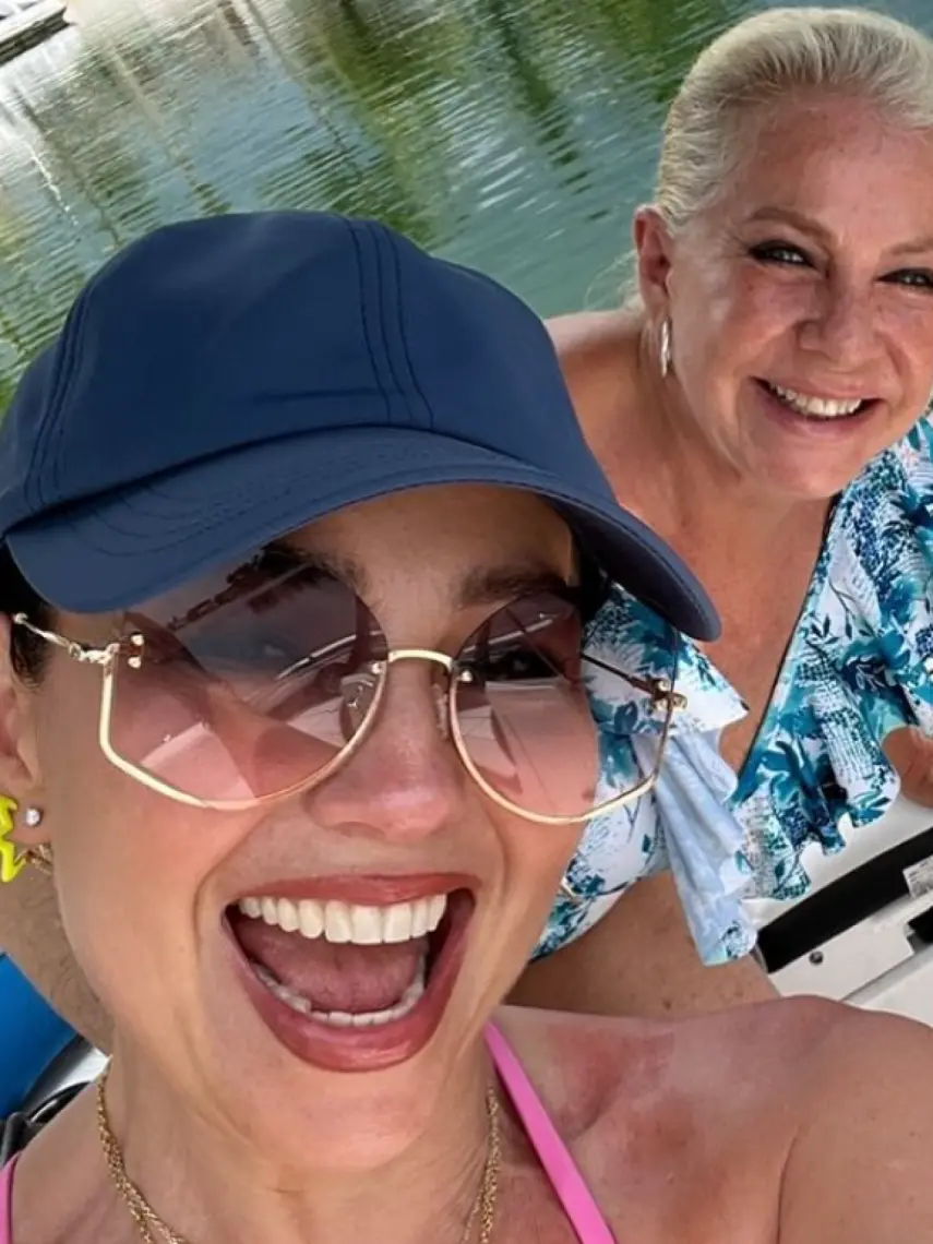 Thalía junto a su hermana Ernestina, en una imagen de las redes sociales.