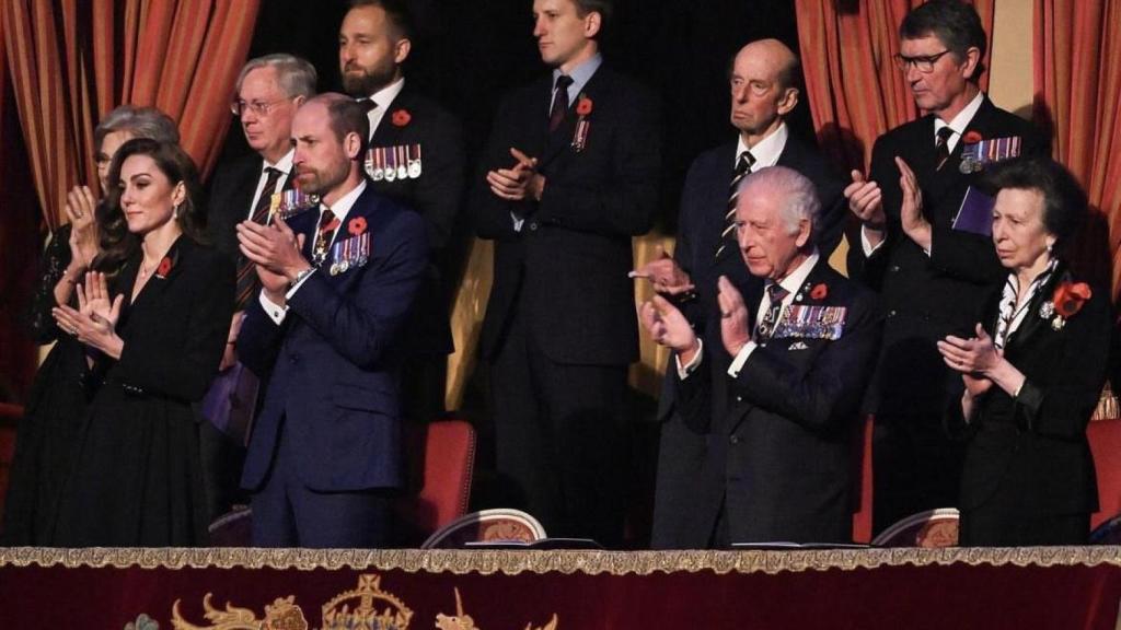 Los príncipes de Gales junto al rey Carlos III y otros miembros de la familia real en el Royal Albert Hall.