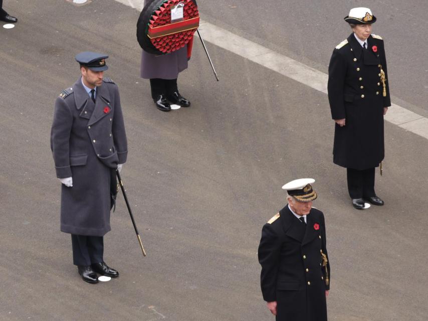 Guillermo de Inglaterra, junto a la princesa Ana y su padre, Carlos III.