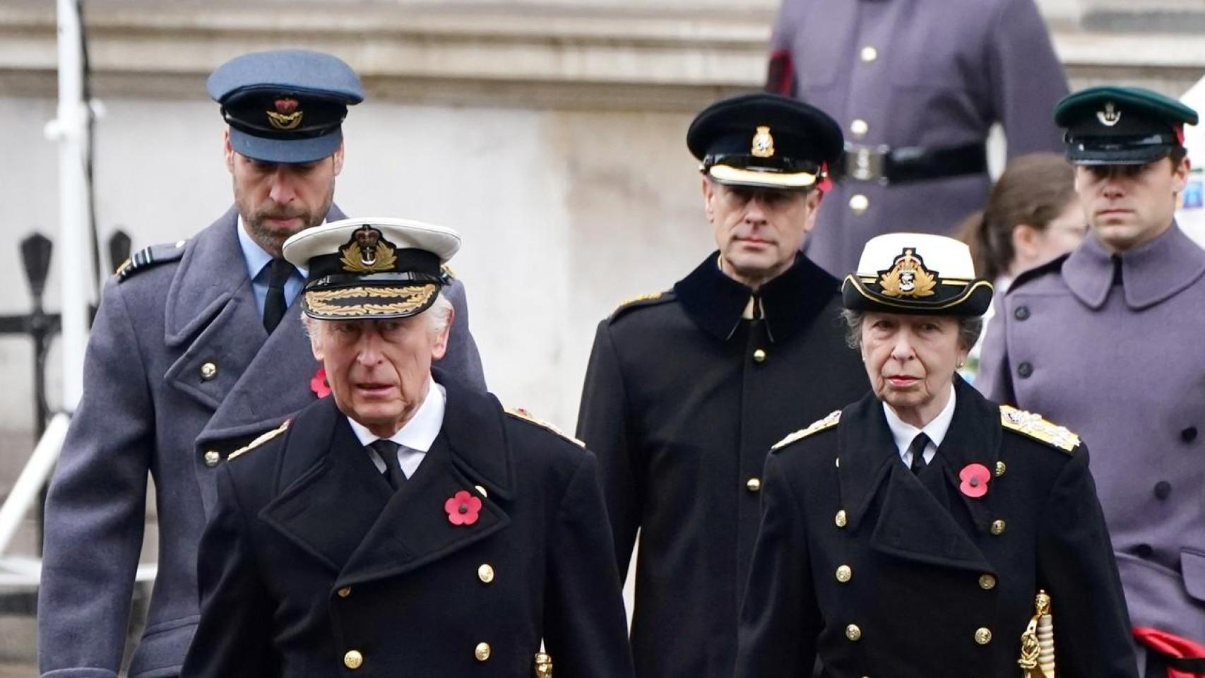 Carlos III, su hijo mayor, Guillermo, y la princesa Ana este Domingo del Recuerdo, en Londres.