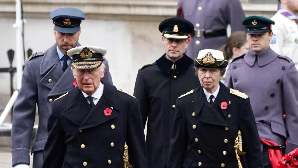 Carlos III, su hijo mayor, Guillermo, y la princesa Ana este Domingo del Recuerdo, en Londres.