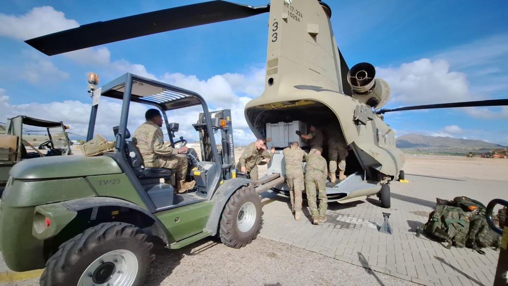 Cargando un Chinook con ayuda para la DANA de Valencia