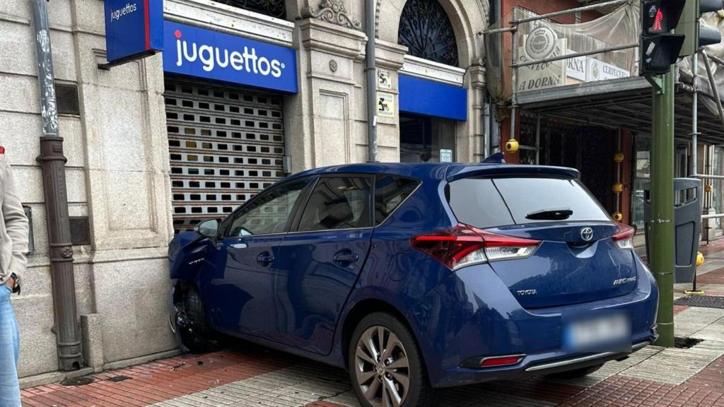 Coche choca contra una tienda de juguetes