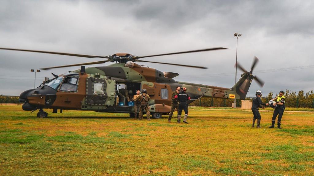 NH-90 Caimán del Ejército de Tierra durante la carga de materiales para la DANA