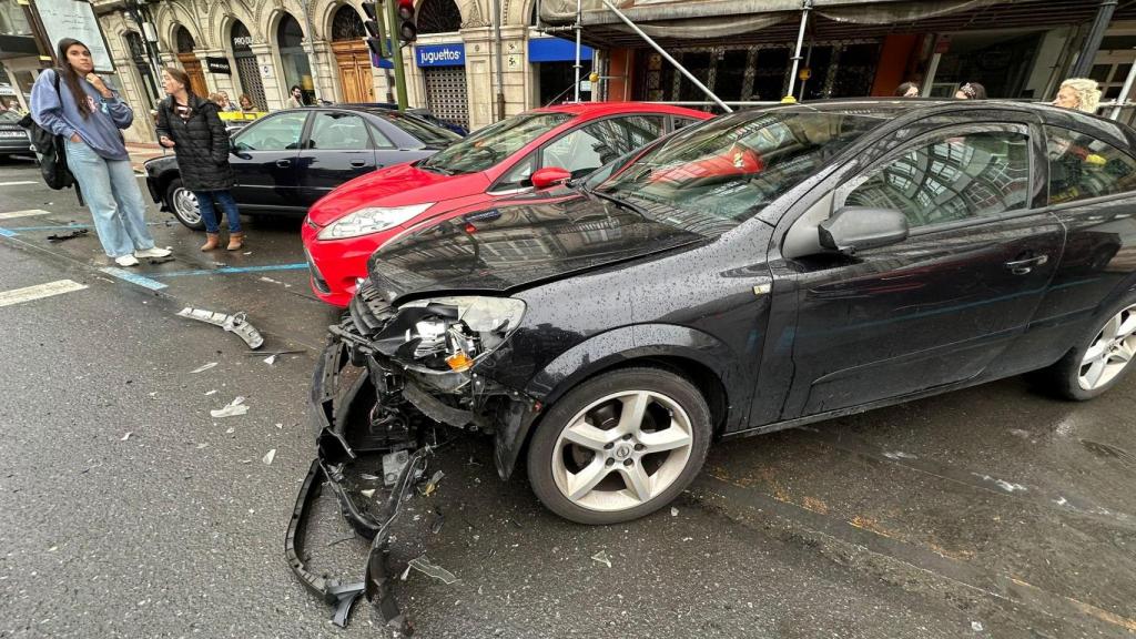 Parte delantera de un coche tras sufrir un accidente