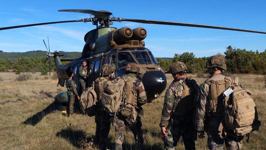 Soldados embarcando en un Cougar