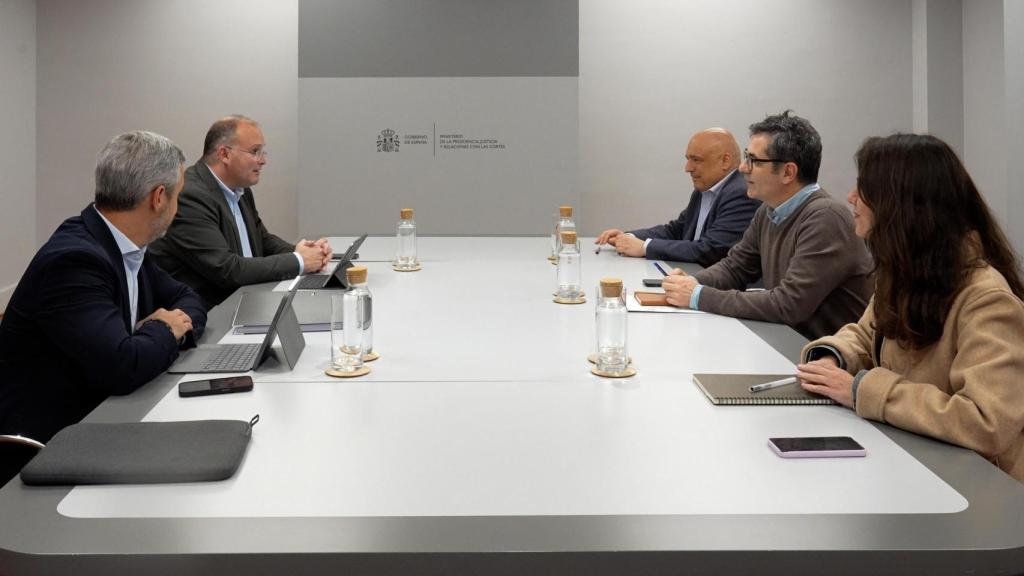 Los representantes del PP, Juan Bravo y Miguel Tellado, reunidos este domingo con el ministro Félix Bolaños y el secretario de Estado de Relaciones con las Cortes, Rafael Simancas.