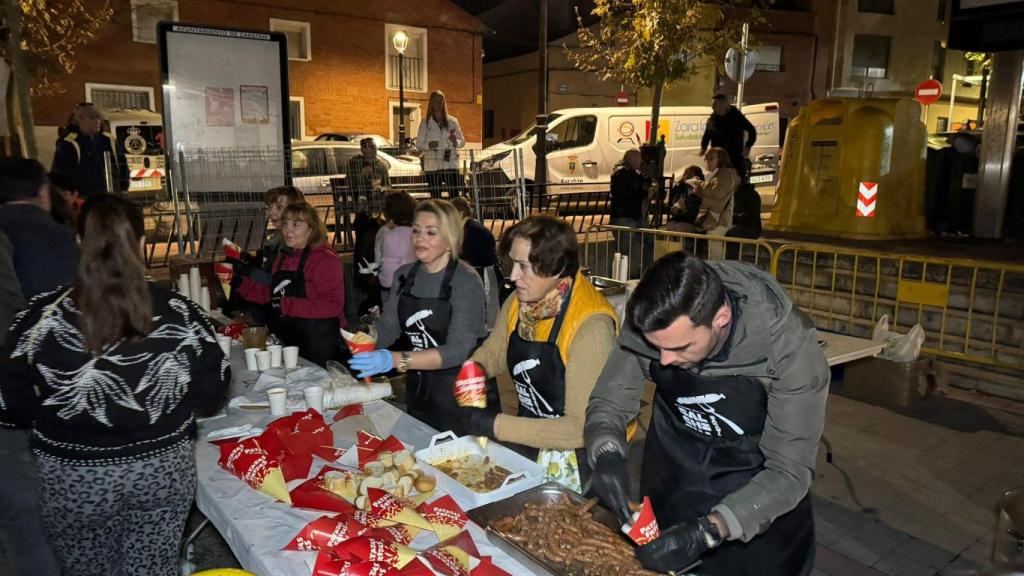 El alcalde, Roberto Migallón, repartiendo las salchichas