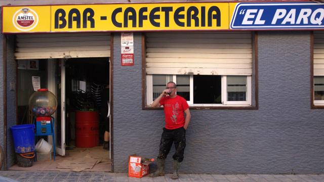 Un vecino de Horno de Alcedo (Valencia) frente al arrasado Bar El Parque, el pasado jueves.