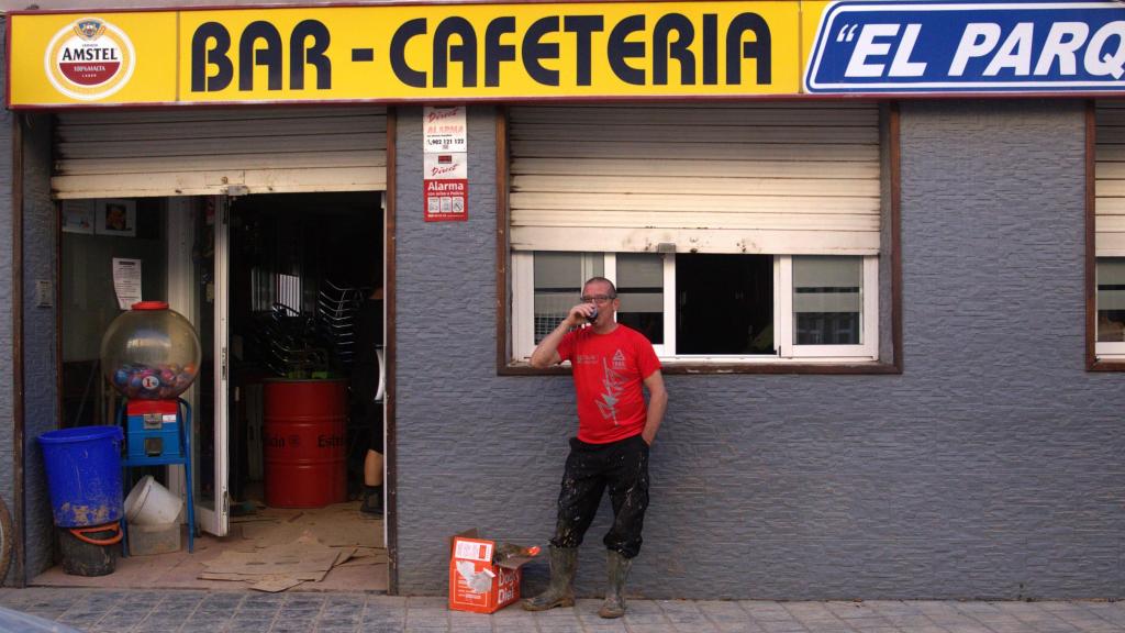 Un vecino de Horno de Alcedo (Valencia) frente al arrasado Bar El Parque, el pasado jueves.