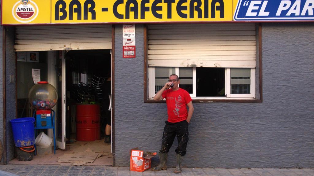 Un vecino de Horno de Alcedo (Valencia) frente al arrasado Bar El Parque, el pasado jueves.