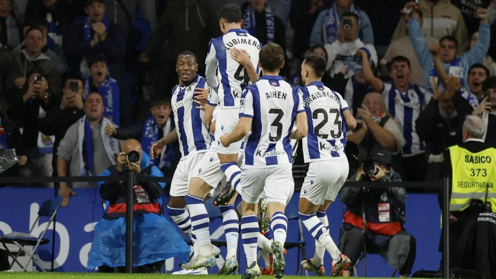 Los jugadores de la Real Sociedad celebran el gol de Sheraldo Becker.