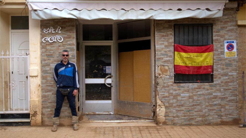 Hugo, vecino de Benetússer (Valencia), en la puerta del antiguo Bar Coto, uno de los más conocidos del pueblo.