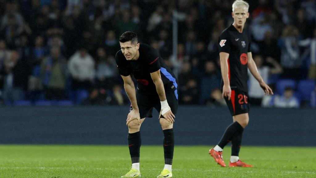 Robert Lewandowski se lamenta durante una acción del partido ante la Real Sociedad.