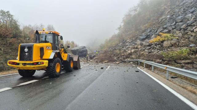 Imagen del desprendimiento de rocas corta la AP-66 etre León y Asturias